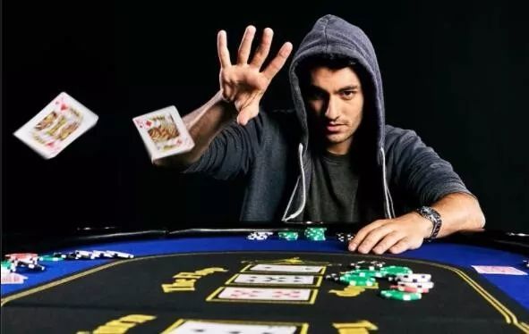 观察 施压 控场——德州扑克心理博弈的三重维度